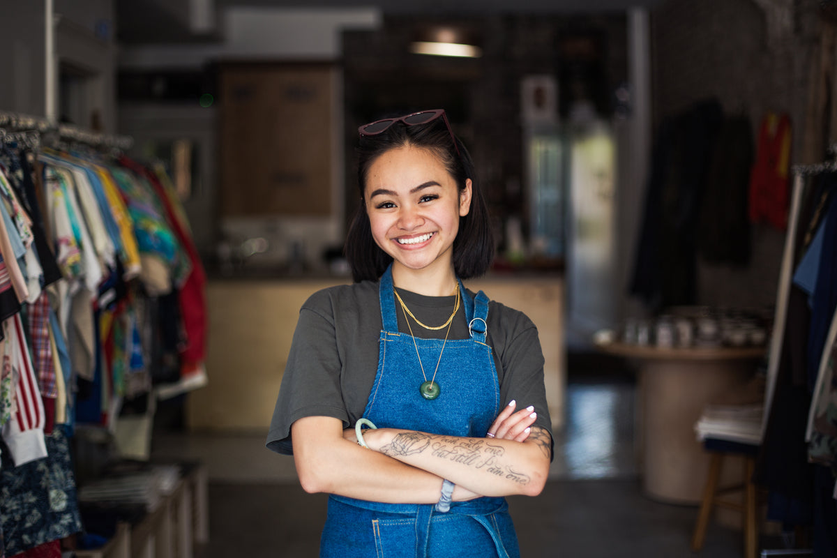 Dueña de una pyme sonriendo en su local