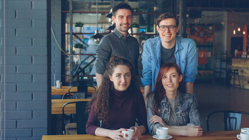 Equipo de una pyme frente a su local